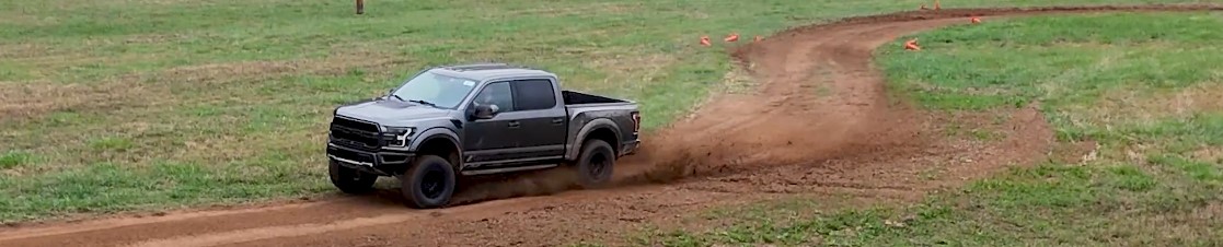 Un pick-up su una strada sterrata durante un test di Tyre Reviews su pneumatici all-terrain