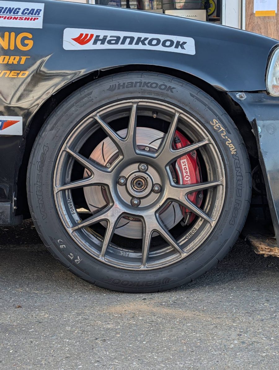 Hankook Ventus RS4 225/45 ZR17 all'anteriore della Civic