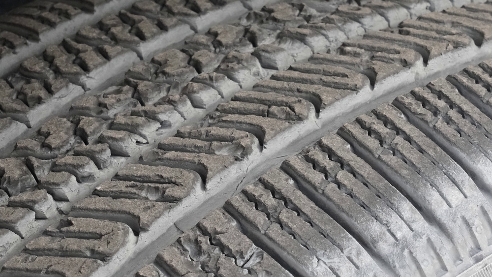 Primo piano dei tasselli scheggiati e strappati del Pirelli Scorpion AS Plus 3 dopo i test in fuoristrada